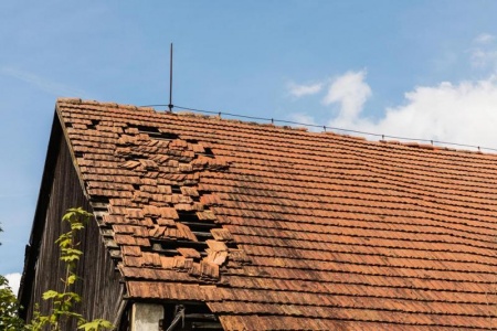 Quand et comment r&eacute;parer efficacement votre toiture endommag&eacute;e ?