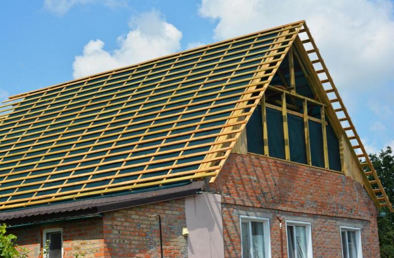 Une sur&eacute;l&eacute;vation de toiture en zinc transforme la maison pr&egrave;s de Laon.