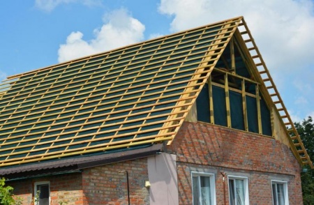 Une sur&eacute;l&eacute;vation de toiture en zinc transforme la maison pr&egrave;s de Laon.